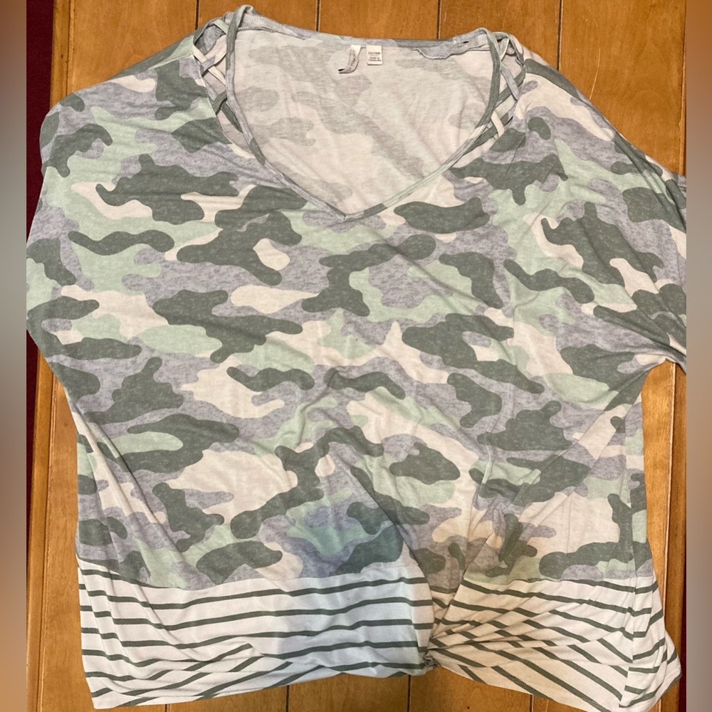 Ladies Size22/24W Live Well Active Camouflage &StripedLoose Fit Short Sleeve Top
